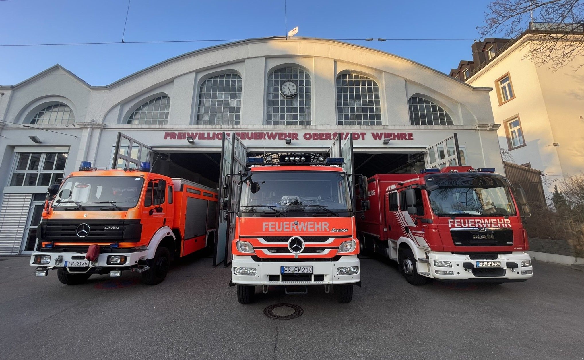 Ansicht Gerätehaus im Rieselfeld mit den Fahrzeugen