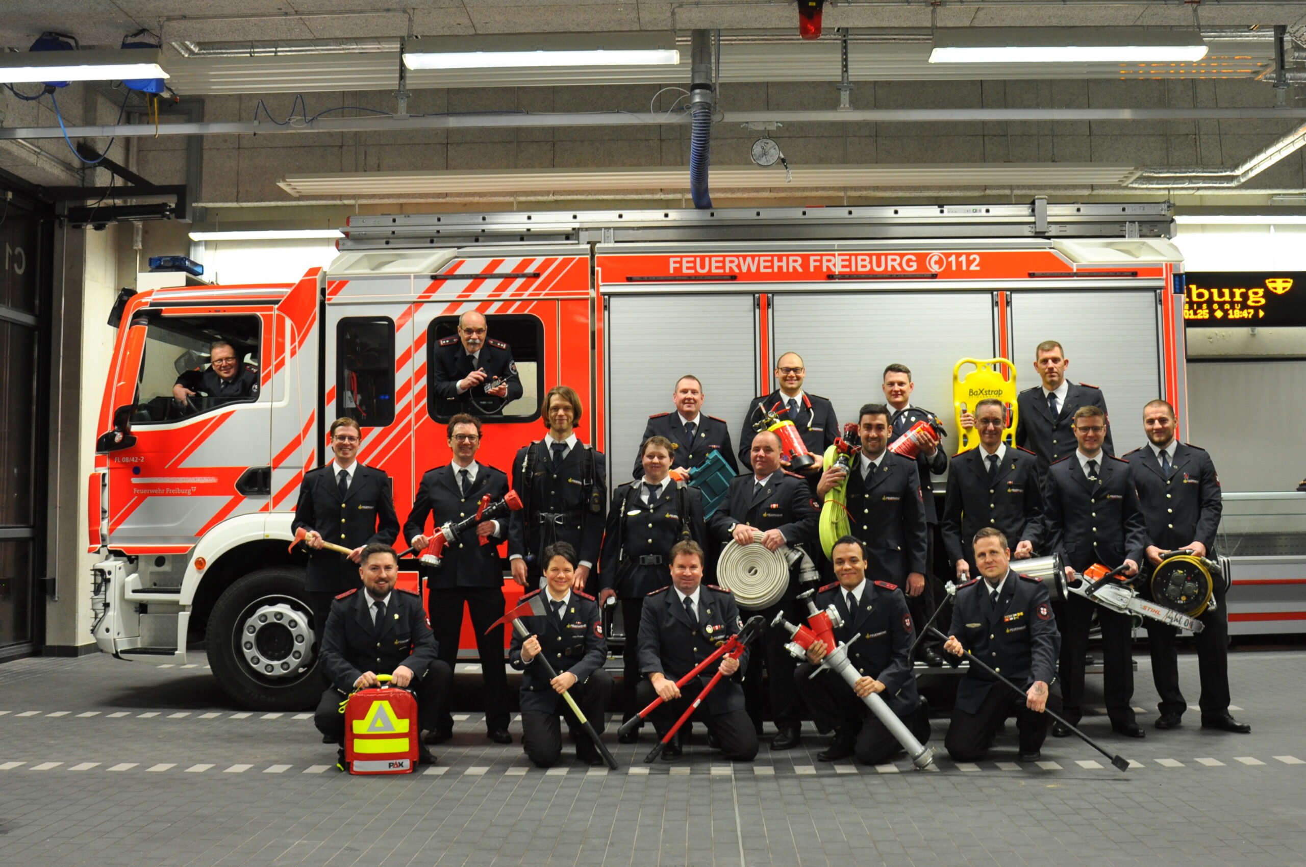 Die Mannschaft der Abteilung 05 Rieselfeld vor der DLK