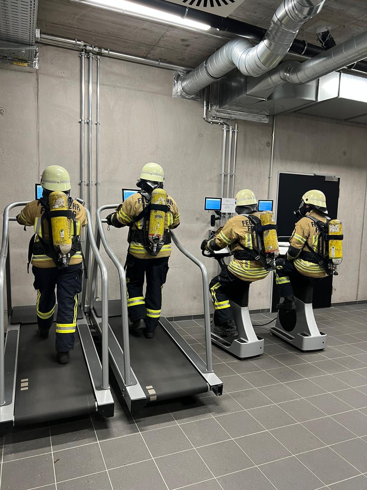 Die Mannschaft der Abteilung 05 Rieselfeld vor der DLK