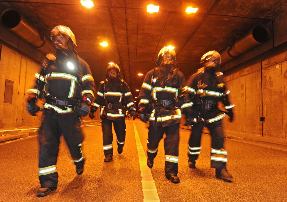 vier Feuerwehrkräfte im Tunnel