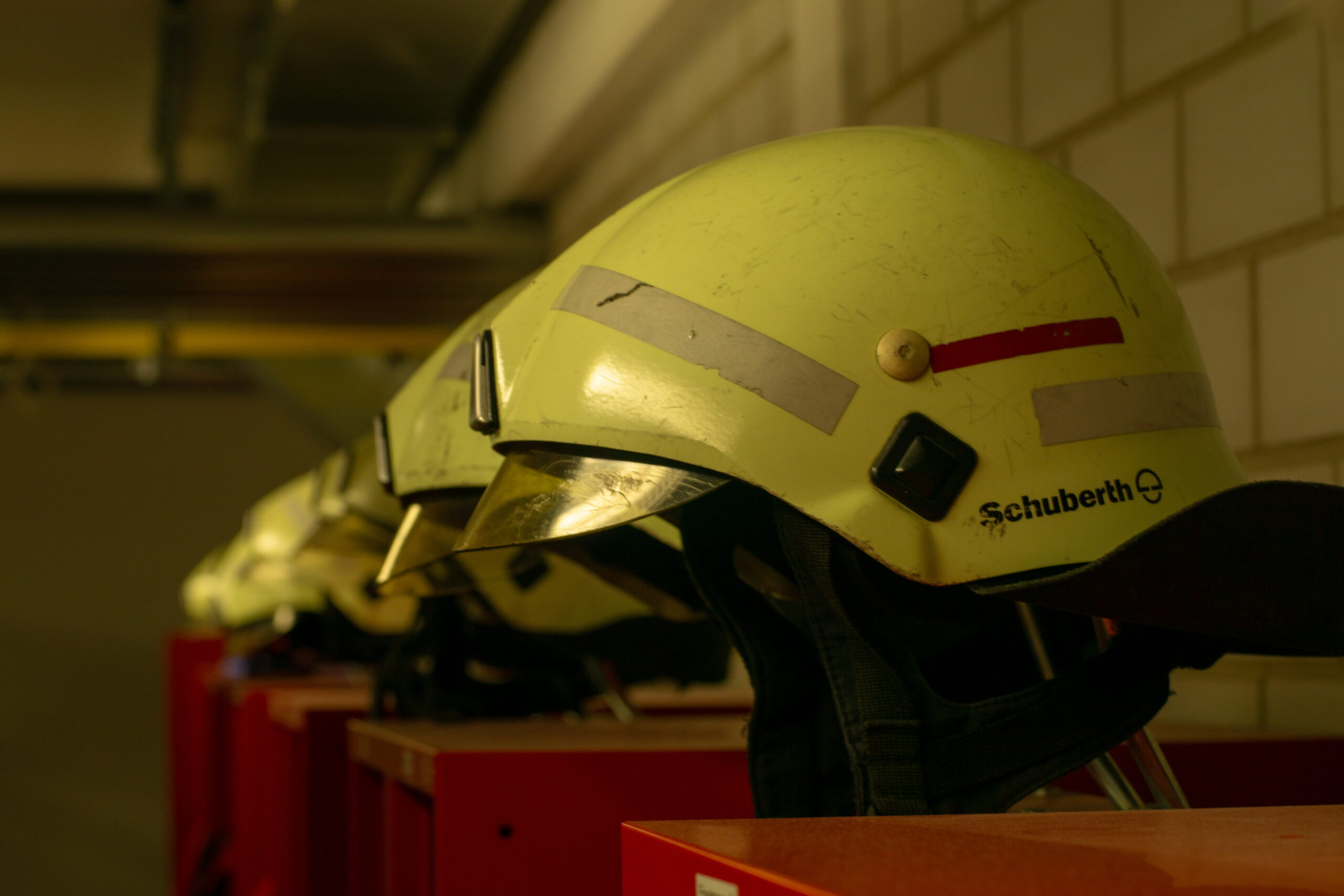 Feuerwehrhelme auf einem Schrank